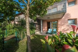 利尼亚诺萨比亚多罗Green Village Eco Resort的院子里有树和两把椅子的房子