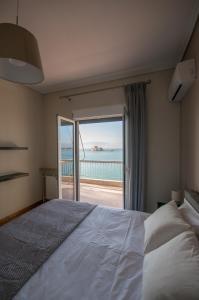纳夫普利翁Di fronte alla fortezza的一间卧室设有一张床,享有海景