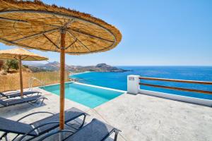 SellíaPyrgos Exclusive的一个带椅子和遮阳伞的庭院和一个游泳池