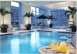 盐湖城盐湖城市中心万豪酒店的大型建筑中的大型游泳池