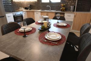 卡特罗斯Orion Eco Suites的厨房里一张桌子,上面有玻璃杯和盘子