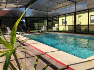 特玛斯德戴曼代曼特马尔酒店的一座带房子的建筑里的一个大型游泳池
