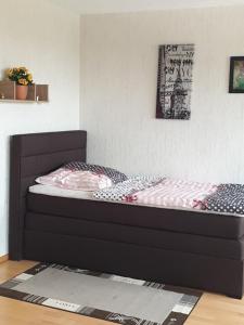 施韦特Ferienwohnung- Helena的一张黑色床架的床