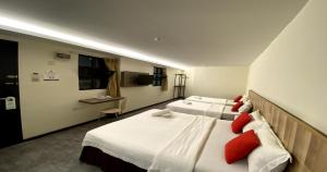 吉隆坡D'Garden Hotel Kuala Lumpur的酒店客房配有两张床和一张书桌