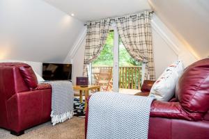 甘尼斯莱克12 Valley Lodge的客厅配有红色家具和大窗户