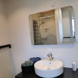 TranebjergSamsø værelseudlejning的浴室设有白色水槽和镜子