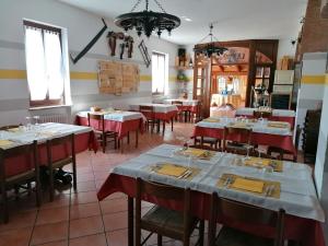 蒙蒂罗奥比塞Agriturismo La Ruota的餐厅设有红色和白色桌布桌