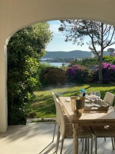 切尔沃港Residence Gli Oleandri 128 - Costa Smeralda - Porto Cervo的桌椅,享有水景