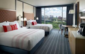 亚特兰大亚特兰大巴特利奥姆尼酒店的酒店客房设有两张床、一张书桌和一个厨房。