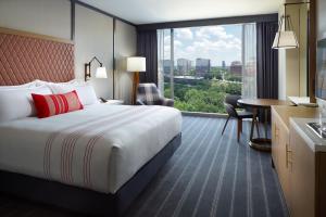 亚特兰大亚特兰大巴特利奥姆尼酒店的酒店客房设有一张床和一个大窗户