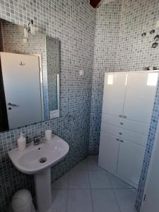 特罗吉尔希沃佩塔尔别墅的一间带水槽和镜子的浴室