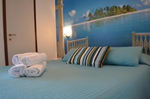格拉多梅拉诺酒店的一间卧室配有带毛巾的床