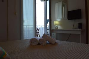 格拉多梅拉诺酒店的酒店客房,配有带毛巾的床