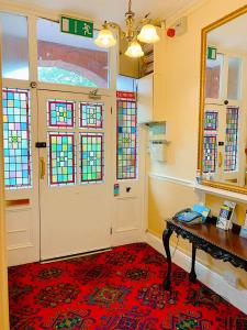 科克瑞德克里夫酒店的一间设有彩色玻璃窗的门的房间