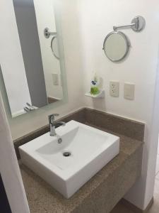 巴亚尔塔港Zenharmony Suites的浴室设有白色水槽和镜子
