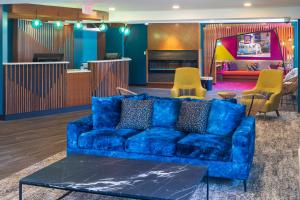 里士满雅绅特温哥华机场公寓的客厅配有蓝色的沙发和椅子