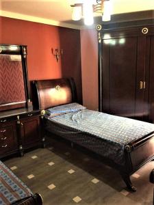 阿莱曼Lazorde bay duplex chalet, North coast的一间卧室配有一张床和一个梳妆台