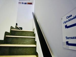 利帕里"Sweet Life" Casa Vacanze的墙上有标志的建筑的楼梯