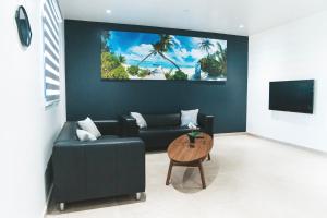 棕榈滩Gray Door Apartments - Adults only的客厅配有沙发和桌子