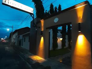 圣米格尔卡莱塔酒店的街道边有灯的建筑物