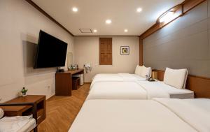仁川市仁川爱特尔酒店的酒店客房设有两张床和一台平面电视。
