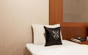 仁川市仁川爱特尔酒店的床上的黑白枕头