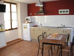 GuimaránLa Llosa Rodré的厨房配有桌子、水槽和冰箱
