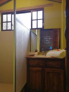 奥塔瓦洛El Encanto del Taita Imbabura的一间带水槽和窗户的浴室