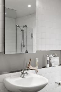 墨尔本普特希尔公寓酒店 - 小博克的白色的浴室设有水槽和镜子