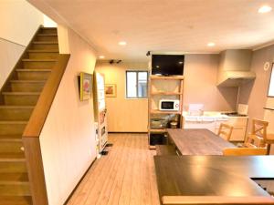 箱根田园箱根度假村的厨房设有通往客厅的楼梯