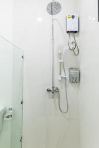班武里府Aownoi Bay Resort的带淋浴的白色浴室