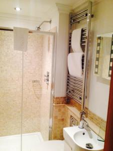 哈罗盖特圆弧精品B&B旅馆的带淋浴、卫生间和盥洗盆的浴室