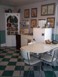 盖茨堡A Sentimental Journey的一间厨房,里面配有桌椅