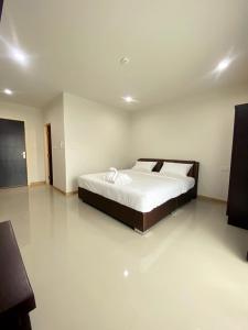 Ban Bang BamruRe Riva的一间卧室配有带白色床单和枕头的床。