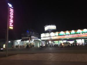 Xã Gia TânKhách Sạn Today的一群晚上有 ⁇ 虹灯标志的建筑