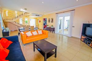 特乌拉达Angels - spacious and characterful property in Moraira的客厅配有橙色沙发和电视
