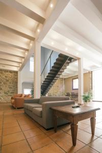 MoyaLa Albacara的客厅配有沙发和桌子