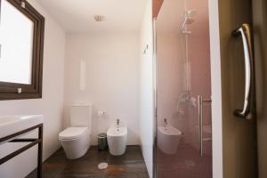 MoyaLa Albacara的带淋浴、卫生间和盥洗盆的浴室