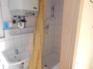 塞巴特阿尔贝克Bungalow (hälfte) Steuerbord Ahlbeck (Usedom)的带淋浴和盥洗盆的浴室