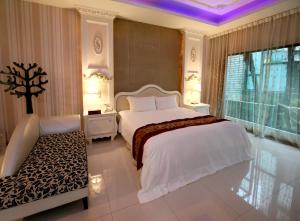 斗六市观月商务休闲旅馆的卧室设有一张白色大床和一扇窗户。