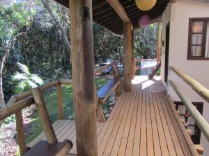 瓜尔达恩巴Nalua Guest House的房屋内带长椅的木门廊