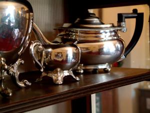 邓多克因尼斯弗利住宿加早餐旅馆的茶壶和茶壶