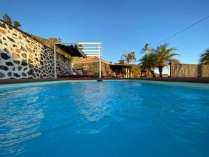 Los QuemadosCasa Garcia-Mar的房屋前的大型游泳池