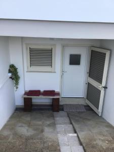 MiggianoCasa-Lisa seminterrato的门前带长凳的门廊