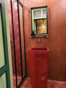 曼谷塞摩迪夫精品酒店的一间带红色卫生间和镜子的浴室