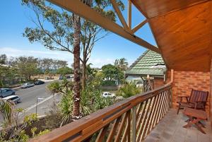 拜伦湾Byron Bay Accom - Balcony on Lawson的门廊上的木栏杆,享有街道的景色