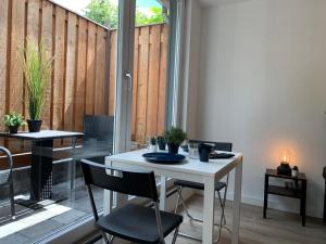 Luxe appartementen Apeldoorn with Outside JACUZZI and SAUNA餐厅或其他用餐的地方