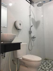 Xã Gia TânKhách Sạn Today的带淋浴、卫生间和盥洗盆的浴室