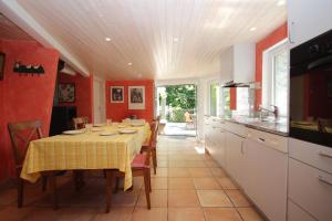 加维科利亚诺Casa Ilvea的一间带桌子的用餐室和一间厨房