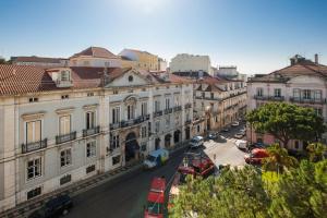 里斯本巴洛奥尔多酒店的享有拥有建筑和汽车的城市街道的景色